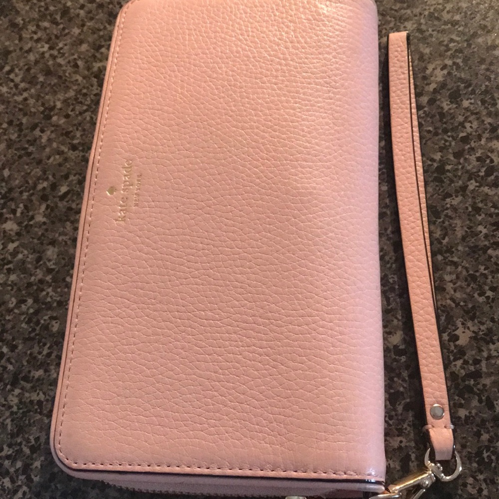 Kate spade wallet 100% authentic. Barely used...